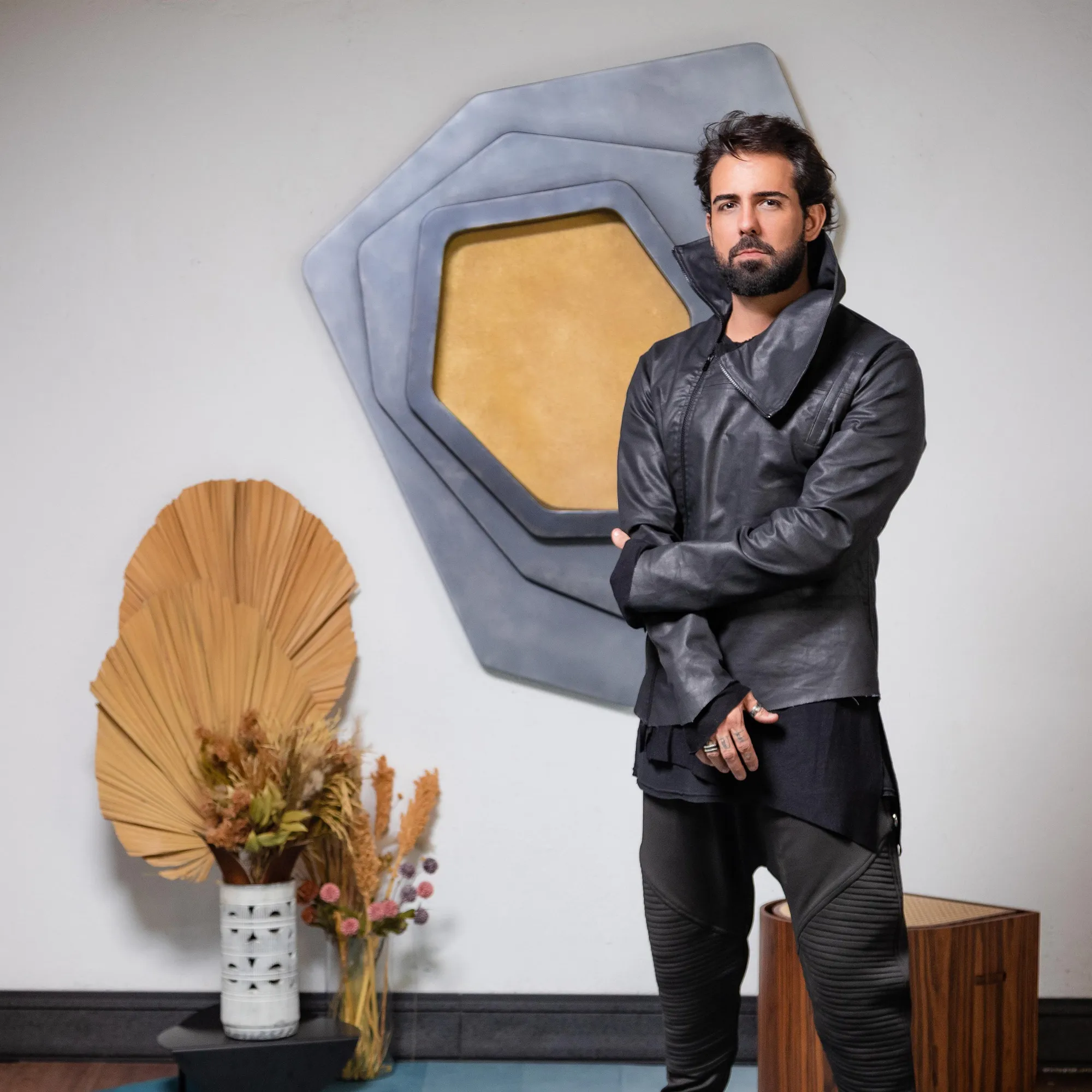 Rapha Preto diante de uma das suas artes