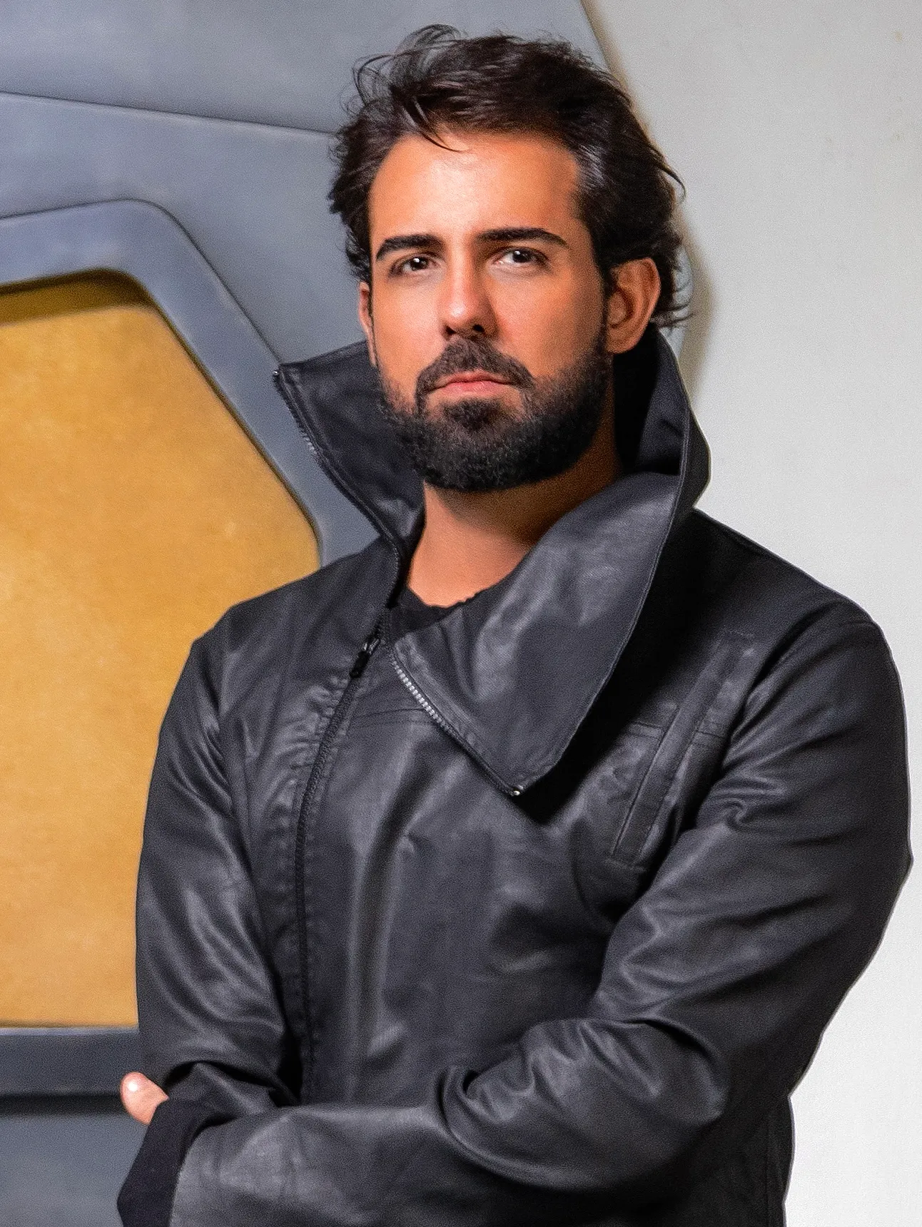 Retrato de Rapha Preto no estúdio, diante da sua escultura